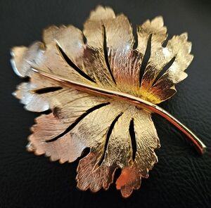 Vintage gold tone leaf broach
